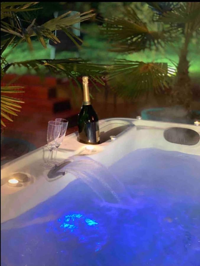 شقة Le Jacuzzi De Marie توركوان المظهر الخارجي الصورة